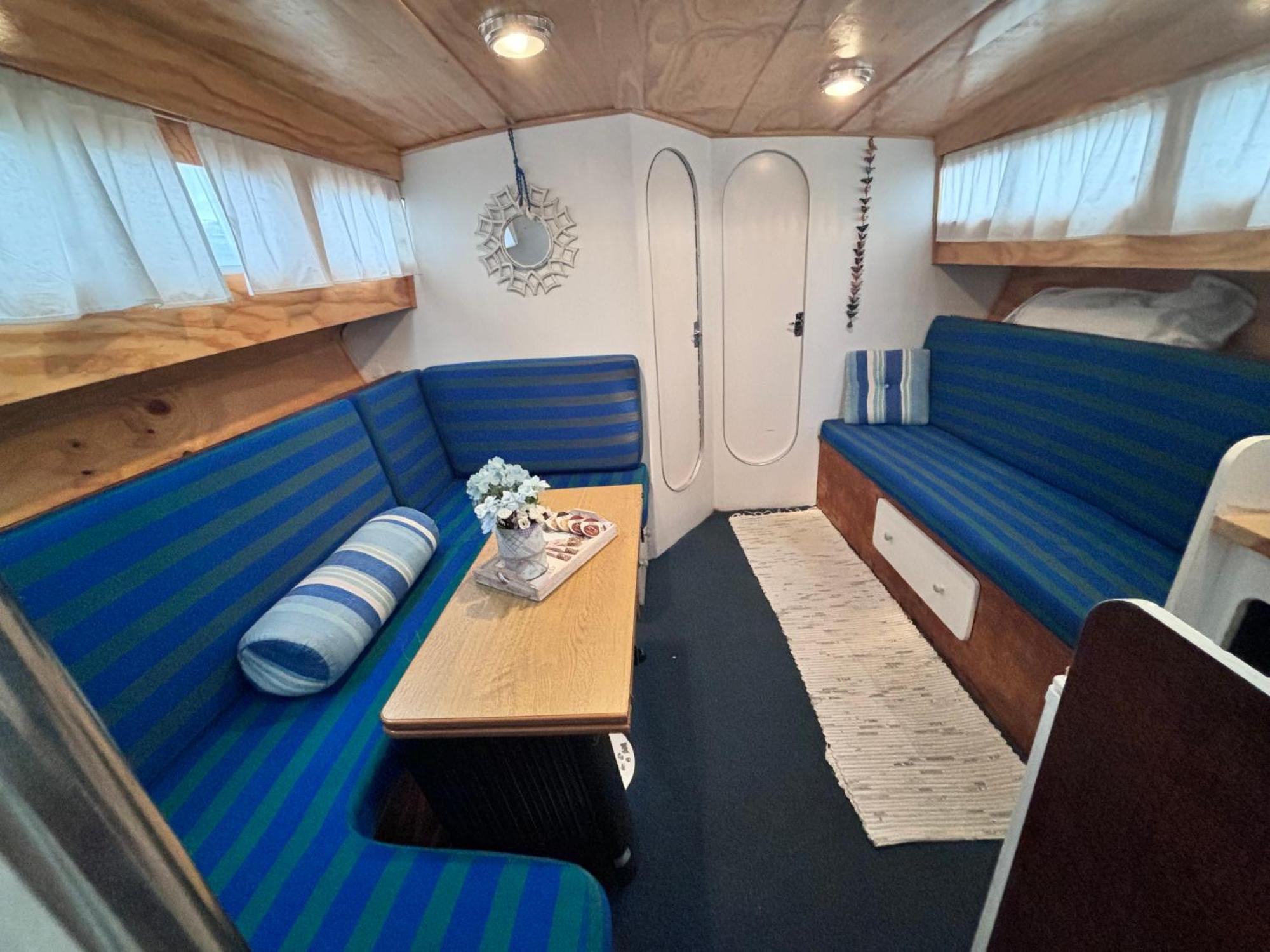 Wonderful Boat For Families And Friends Hotel Сант Адриа де Бесос Екстериор снимка
